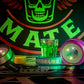 Zwei leuchtende LED-Spinner mit grünem Shotglas und Shot-Mate-Armbändern vor Markenlogo.