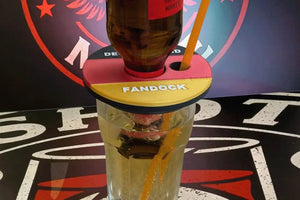 Shot-Mate Fan Dock Deutschland in Schwarz-Rot-Gold mit eingesetzter Getränkeflasche und Strohhalm. Der Getränkehalter sorgt bei Fußballpartys und Public Viewings für Ordnung und Wiedererkennung.
