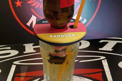 Shot-Mate Fan Dock Deutschland in Schwarz-Rot-Gold mit eingesetzter Getränkeflasche und Strohhalm. Der Getränkehalter sorgt bei Fußballpartys und Public Viewings für Ordnung und Wiedererkennung.