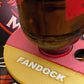 Shot-Mate Fan Dock Deutschland mit eingesetzter Getränkeflasche und Strohhalm. Der Getränkehalter in Schwarz-Rot-Gold hält Flasche und Strohhalm sicher zusammen und sorgt für Ordnung bei Fußballpartys und Public Viewings.