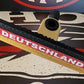 Shot-Mate Fan Mate Flaschenausgießer in den Farben Schwarz, Rot und Gold mit Deutschland-Schriftzug. Der Ausgießer eignet sich für Spirituosenflaschen, Fußballpartys und Public-Viewing-Veranstaltungen.