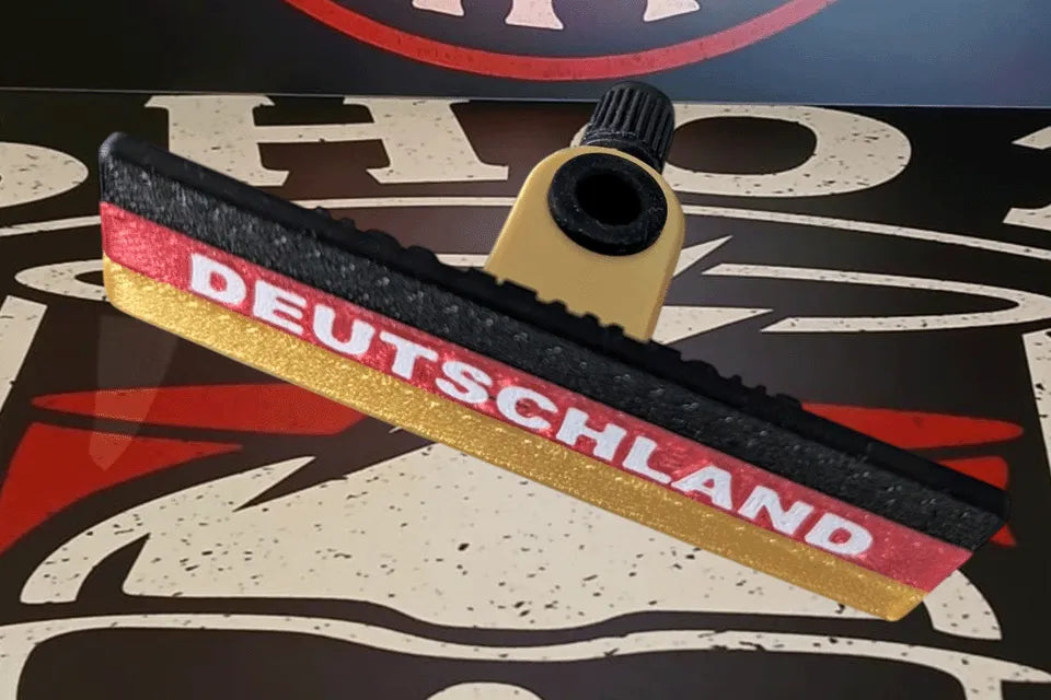 Shot-Mate Fan Mate Flaschenausgießer in den Farben Schwarz, Rot und Gold mit Deutschland-Schriftzug. Der Ausgießer eignet sich für Spirituosenflaschen, Fußballpartys und Public-Viewing-Veranstaltungen.
