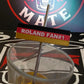 Personalisierter Shot-Mate Fan Mate in den Farben Schwarz, Rot und Gold mit dem Wunschtext Roland Fan #1. Das Fan-Zubehör dient als Flaschenausgießer und Getränkemarkierung für Fußballfans.