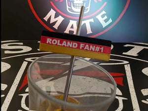 Personalisierter Shot-Mate Fan Mate in den Farben Schwarz, Rot und Gold mit dem Wunschtext Roland Fan #1. Das Fan-Zubehör dient als Flaschenausgießer und Getränkemarkierung für Fußballfans.