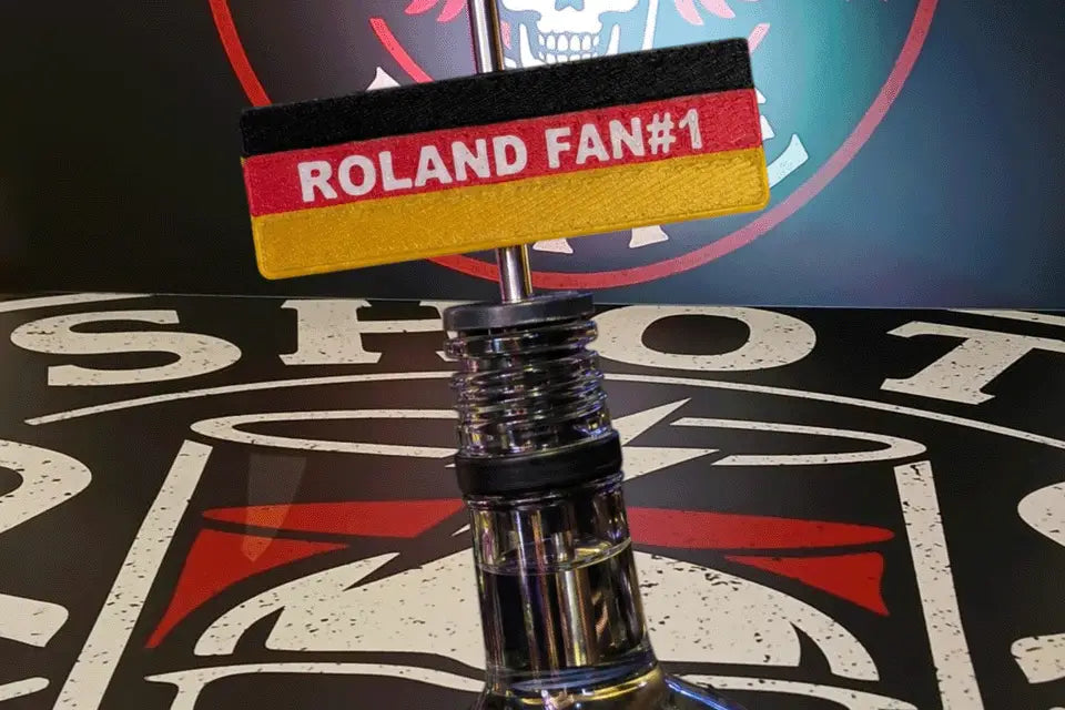 Shot-Mate Fan Mate Deutschland Flaschenausgießer mit Wunschtext Roland Fan #1 in den Farben Schwarz, Rot und Gold. Der Ausgießer wird direkt auf Spirituosenflaschen aufgesetzt und erleichtert das Ausschenken von Getränken.
