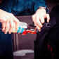 Person füllt einen Shot-Mate Getränkerucksack mit einem Getränk. Das mobile Getränkesystem kann einfach befüllt und für Partys, Festivals und Veranstaltungen genutzt werden.