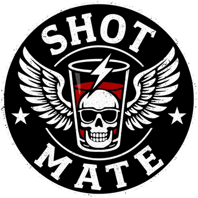 Logo mit einem geflügelten Shotglas, das einen Totenschädel, roten Likör und einen Blitzsymbol zeigt, umgeben von den Worten „SHOT MATE“.