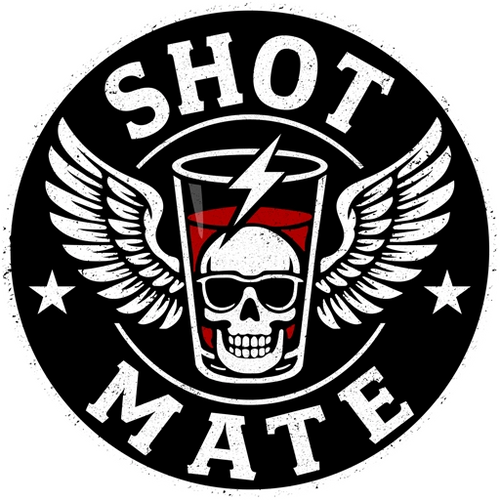 Logo mit einem geflügelten Shotglas, das einen Totenschädel, roten Likör und einen Blitzsymbol zeigt, umgeben von den Worten „SHOT MATE“.